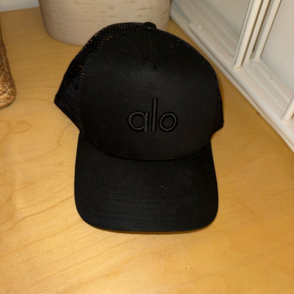 ALO Yoga district Black Trucker Hat - Picture 7 of 7
